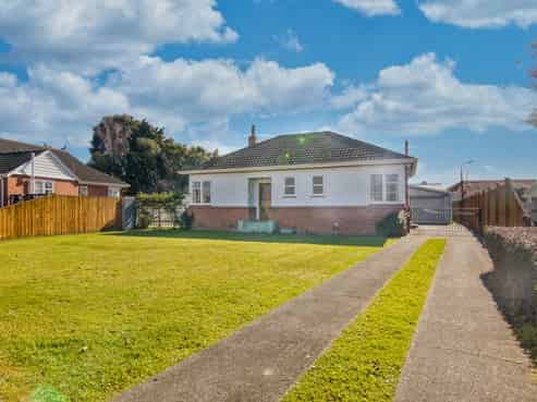 129 Savage Crescent, West End