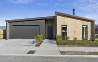 6 Moonstone Street, Albert Town