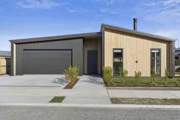 6 Moonstone Street, Albert Town