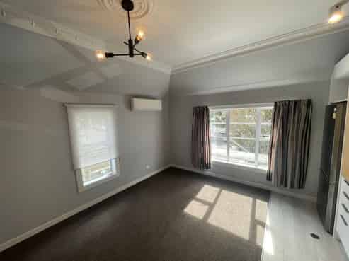 B/42 Apu Crescent, Lyall Bay