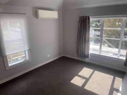 B/42 Apu Crescent, Lyall Bay