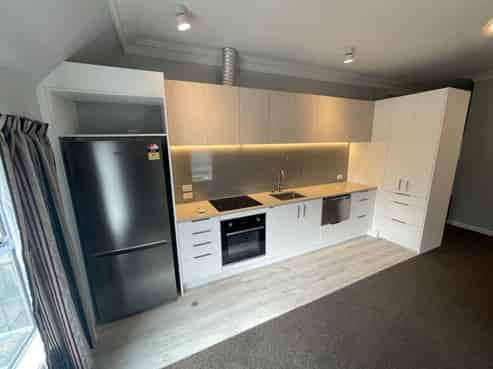 B/42 Apu Crescent, Lyall Bay