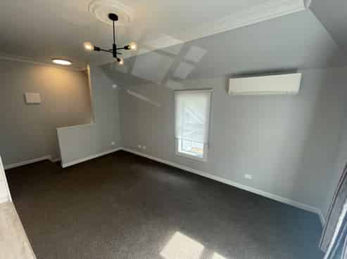 B/42 Apu Crescent, Lyall Bay