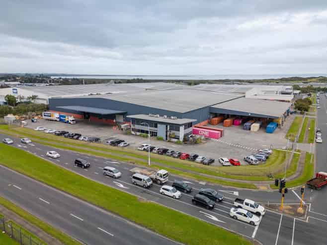 Large-scale logistics with drive-through access