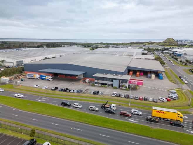 Large-scale logistics with drive-through access
