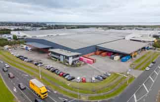 Large-scale logistics with drive-through access