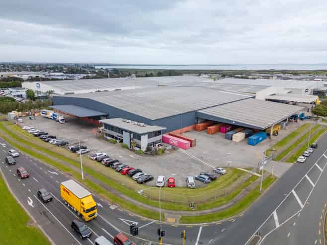 Large-scale logistics with drive-through access