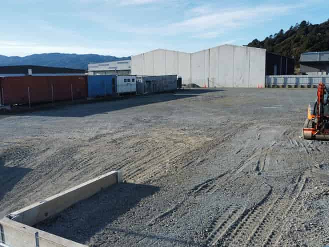 New Secure 2,000sqm Yard