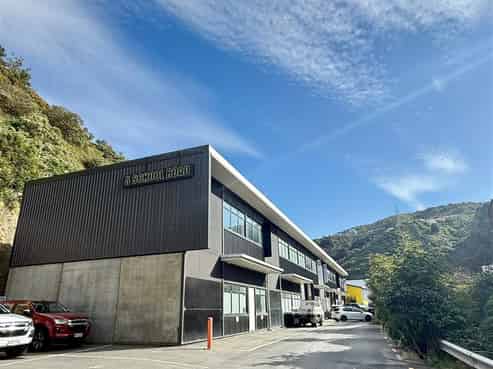 Modern Warehousing with Mezzanine Office
