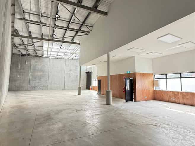 Modern Warehousing with Mezzanine Office