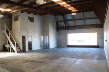 TRADE RETAIL / 3 BAY WORKSHOP - HARD TO FIND
