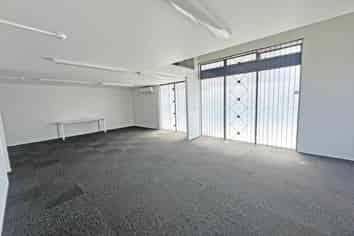 VERSATILE SHOWROOM AND OFFICE
