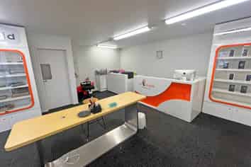 VERSATILE SHOWROOM AND OFFICE
