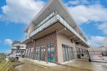 VERSATILE SHOWROOM AND OFFICE
