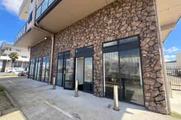 VERSATILE SHOWROOM AND OFFICE
