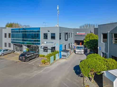 Glass Act – Long-Term Tenant, Brand-New Lease