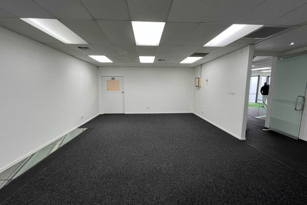 KINGSLAND WAREHOUSE / OFFICE WITH ROLLER DOOR – další