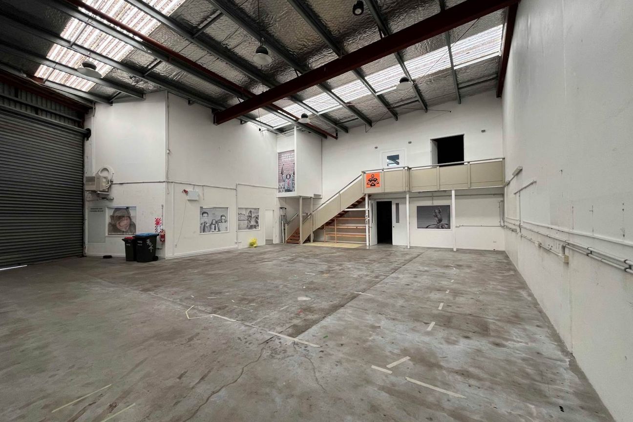 KINGSLAND WAREHOUSE / OFFICE WITH ROLLER DOOR – pohled 4