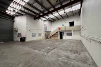 KINGSLAND WAREHOUSE / OFFICE WITH ROLLER DOOR
