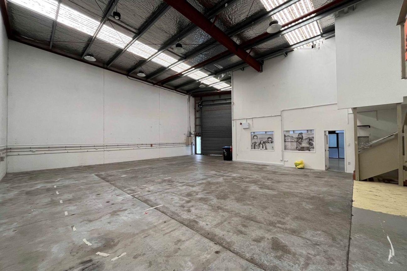 KINGSLAND WAREHOUSE / OFFICE WITH ROLLER DOOR – pohled 3