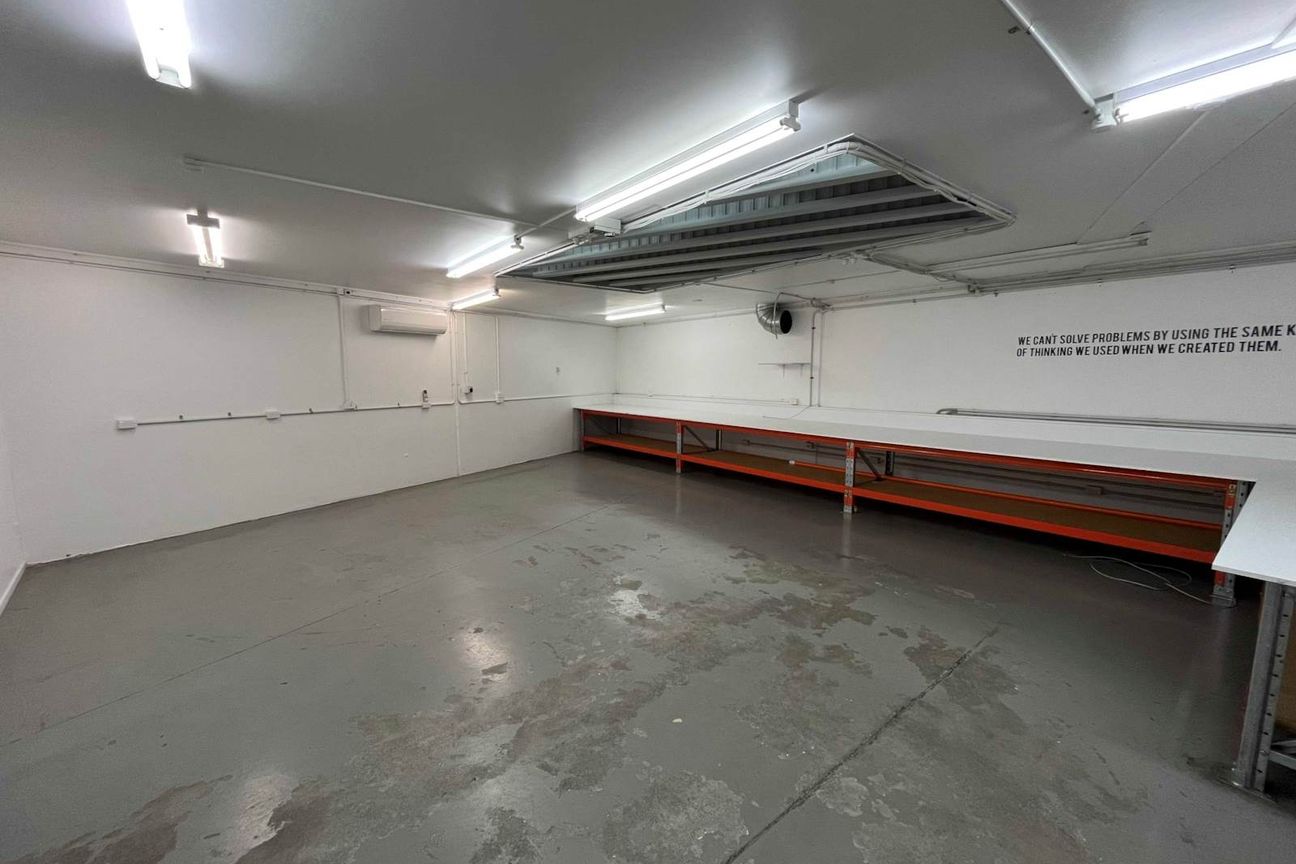 KINGSLAND WAREHOUSE / OFFICE WITH ROLLER DOOR – pohled 5