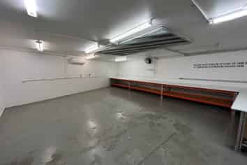KINGSLAND WAREHOUSE / OFFICE WITH ROLLER DOOR
