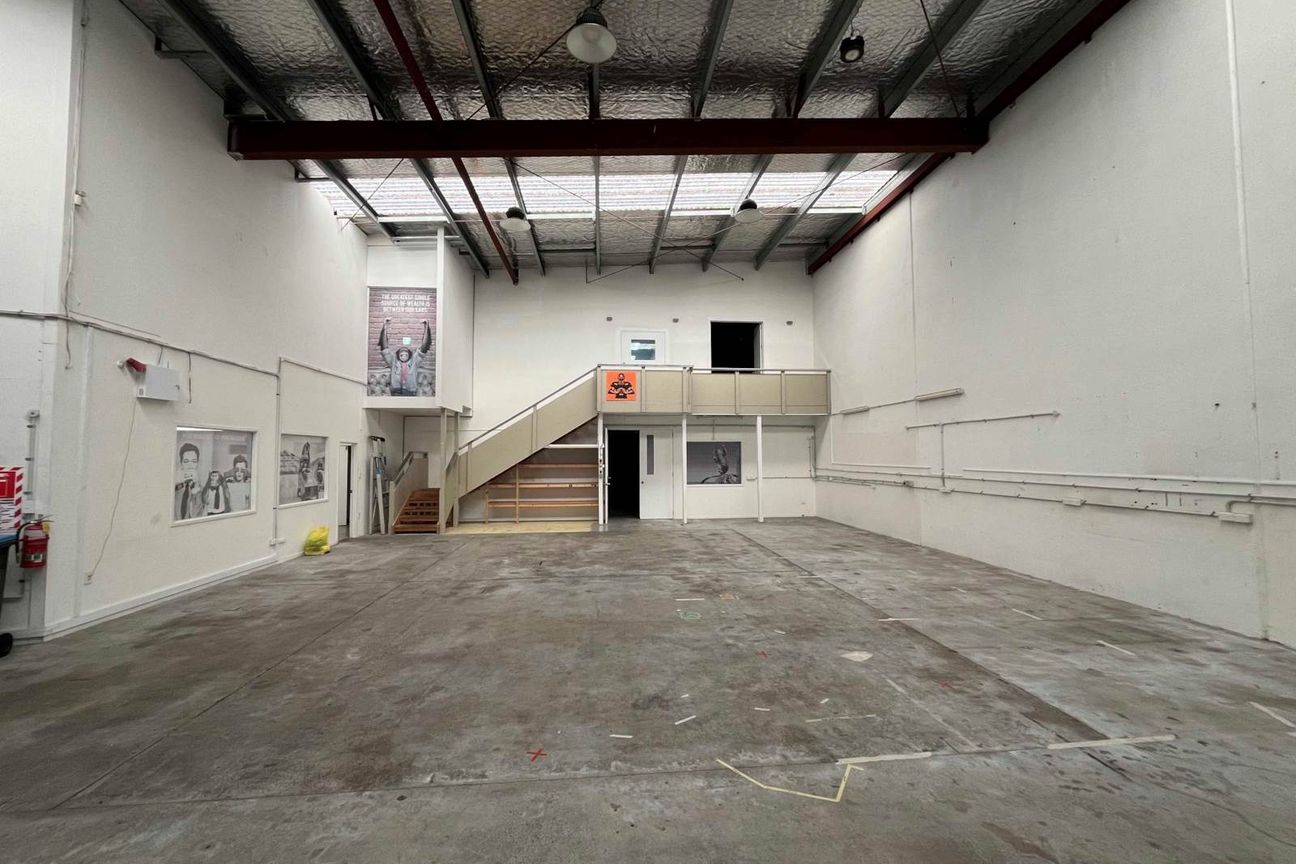 KINGSLAND WAREHOUSE / OFFICE WITH ROLLER DOOR – pohled 2