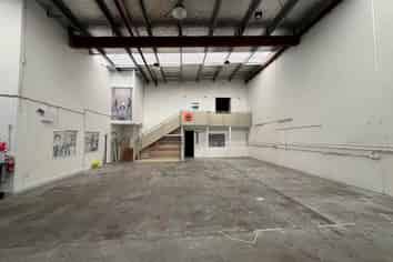 KINGSLAND WAREHOUSE / OFFICE WITH ROLLER DOOR
