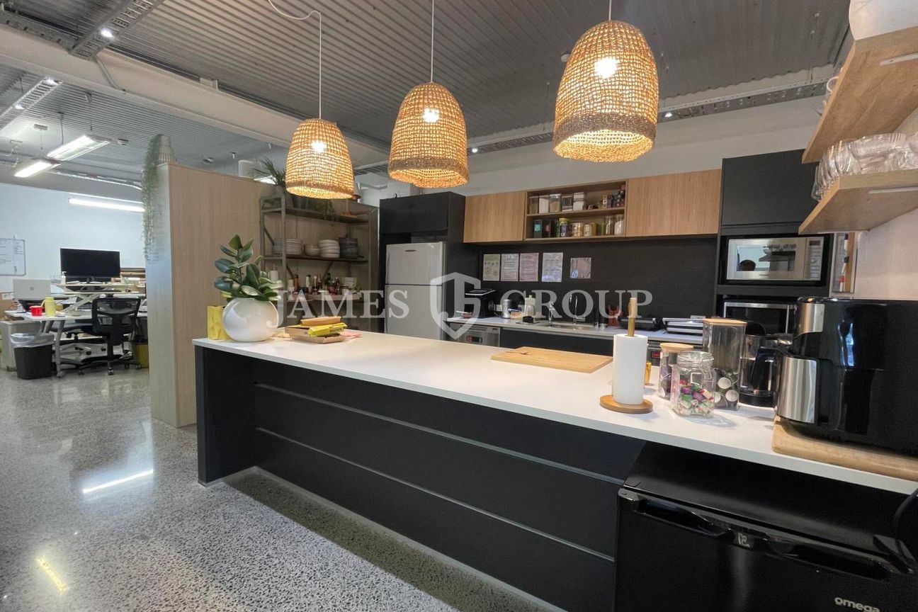 TURN-KEY OFFICE WITH POLISHED CONCRETE FLOORS - Vista 5