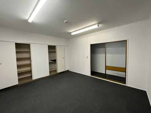 Onekawa workshop, office and large yard