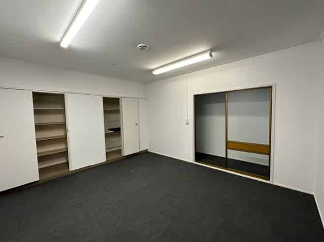 Onekawa workshop, office and large yard