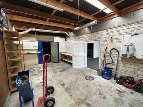Onekawa workshop, office and large yard
