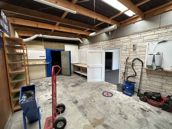 Onekawa workshop, office and large yard