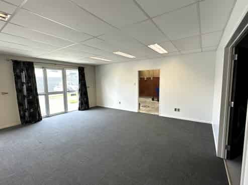Onekawa workshop, office and large yard