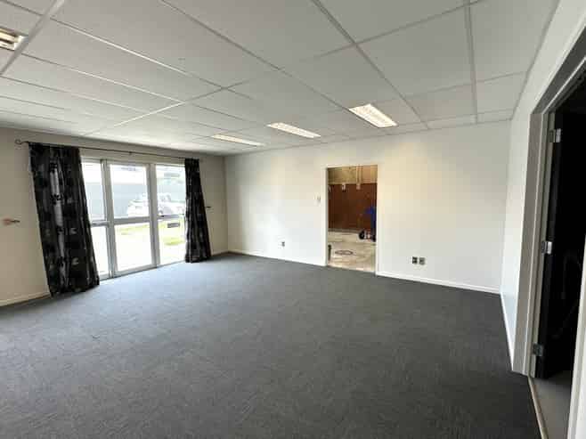Onekawa workshop, office and large yard