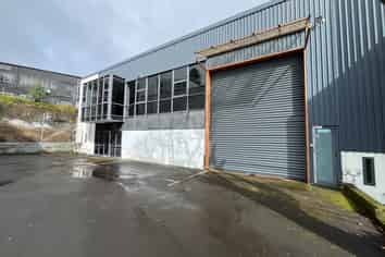 KINGSLAND WAREHOUSE / OFFICE WITH ROLLER DOOR
