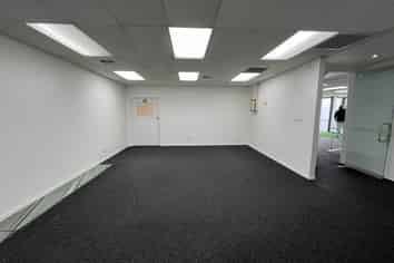KINGSLAND WAREHOUSE / OFFICE WITH ROLLER DOOR

