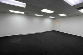 KINGSLAND WAREHOUSE / OFFICE WITH ROLLER DOOR
