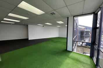 KINGSLAND WAREHOUSE / OFFICE WITH ROLLER DOOR
