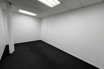 KINGSLAND WAREHOUSE / OFFICE WITH ROLLER DOOR
