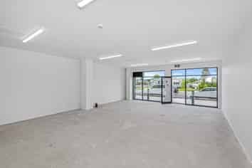 RIVERHEAD RETAIL FOR SALE – 68.3m²