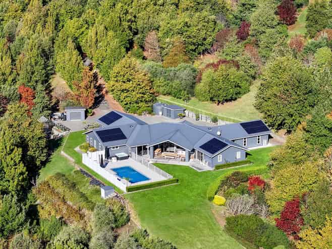 12 Spur Road, Havelock North