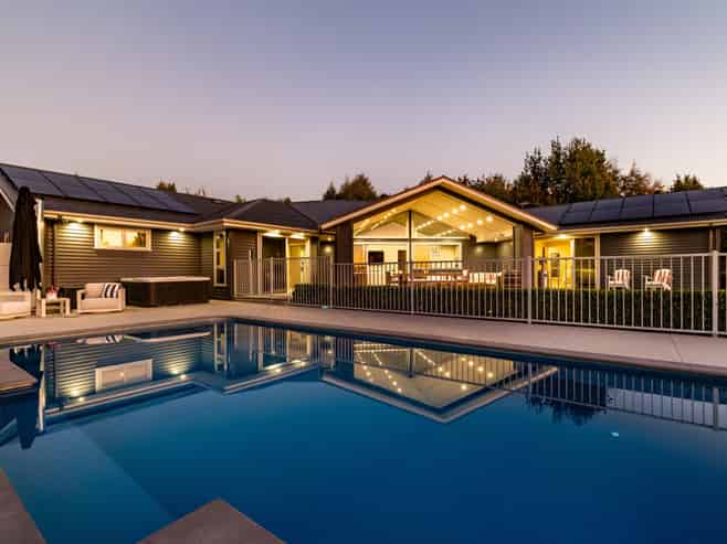 12 Spur Road, Havelock North