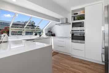 b/140 Marine Parade, Mount Maunganui