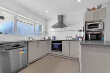 13 BUSHPARK PLACE, Flat Bush