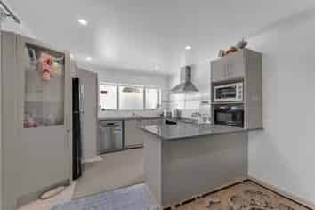 13 BUSHPARK PLACE, Flat Bush