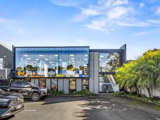 New 10-year lease to Plumbing World