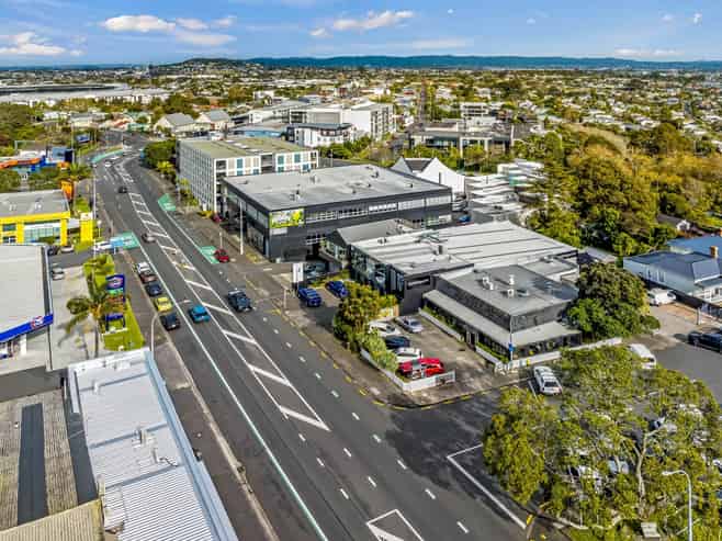 New 10-year lease to Plumbing World