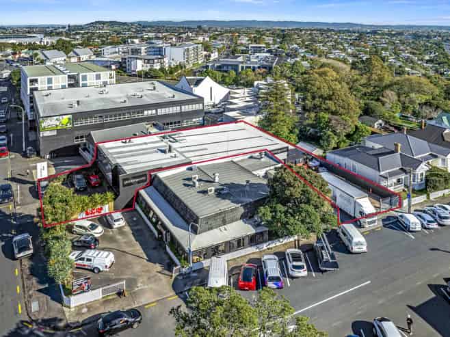 New 10-year lease to Plumbing World