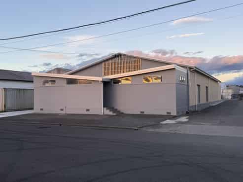 Large Onekawa warehouse in secure business park